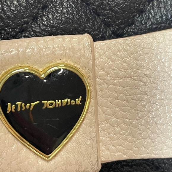 Betsey Johnson Black Quilted Wristlet Pink bow. heart. Pre-owned. - Picture 2 of 6